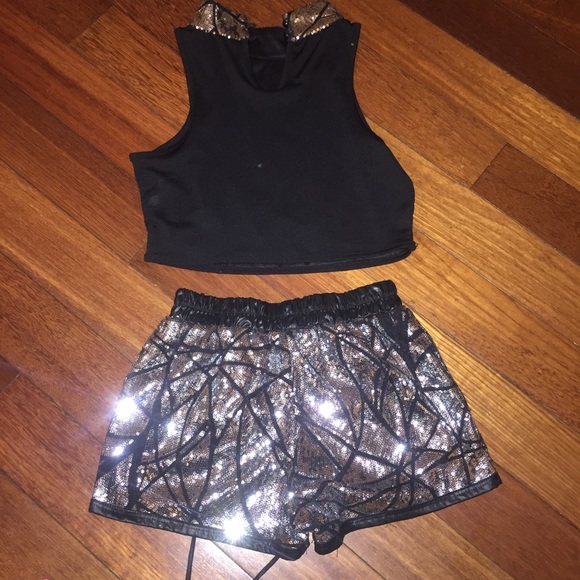 #Loomis #Sequins CropTop-Hot Shorts - #Chic - Picture 2 of 3